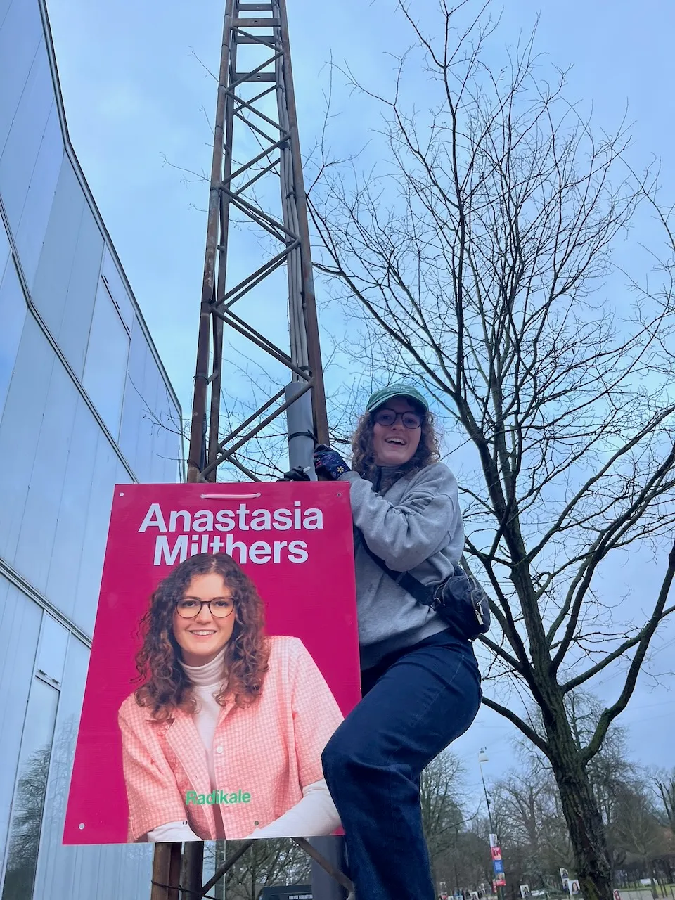 Mig, der hænger valgplakater op i Odense